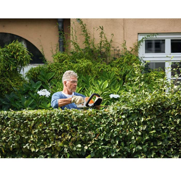 Stihl-Aku-Trimer-za-Zivu-Ogradu-HSA-45-u-upotrebi